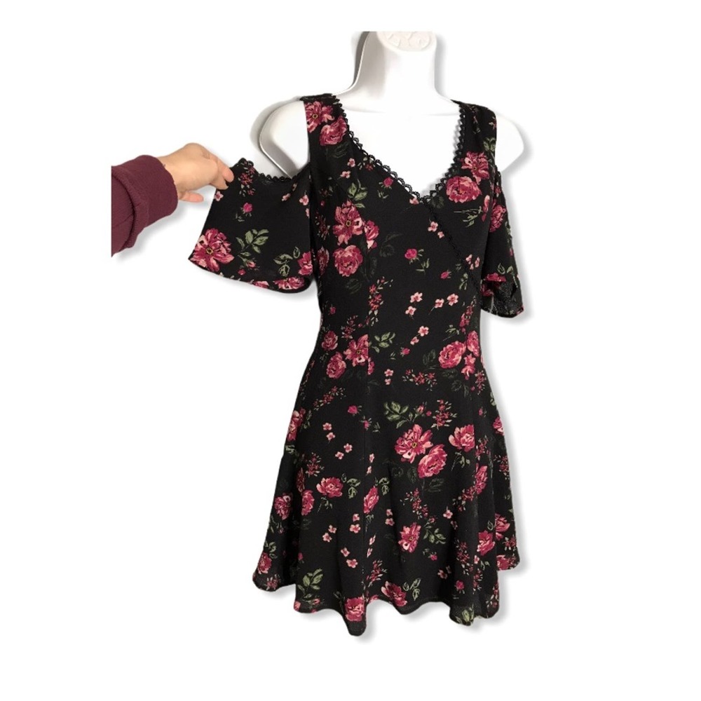Francesca’s | NWT Cold Shoulder Fit & Floral Dress •